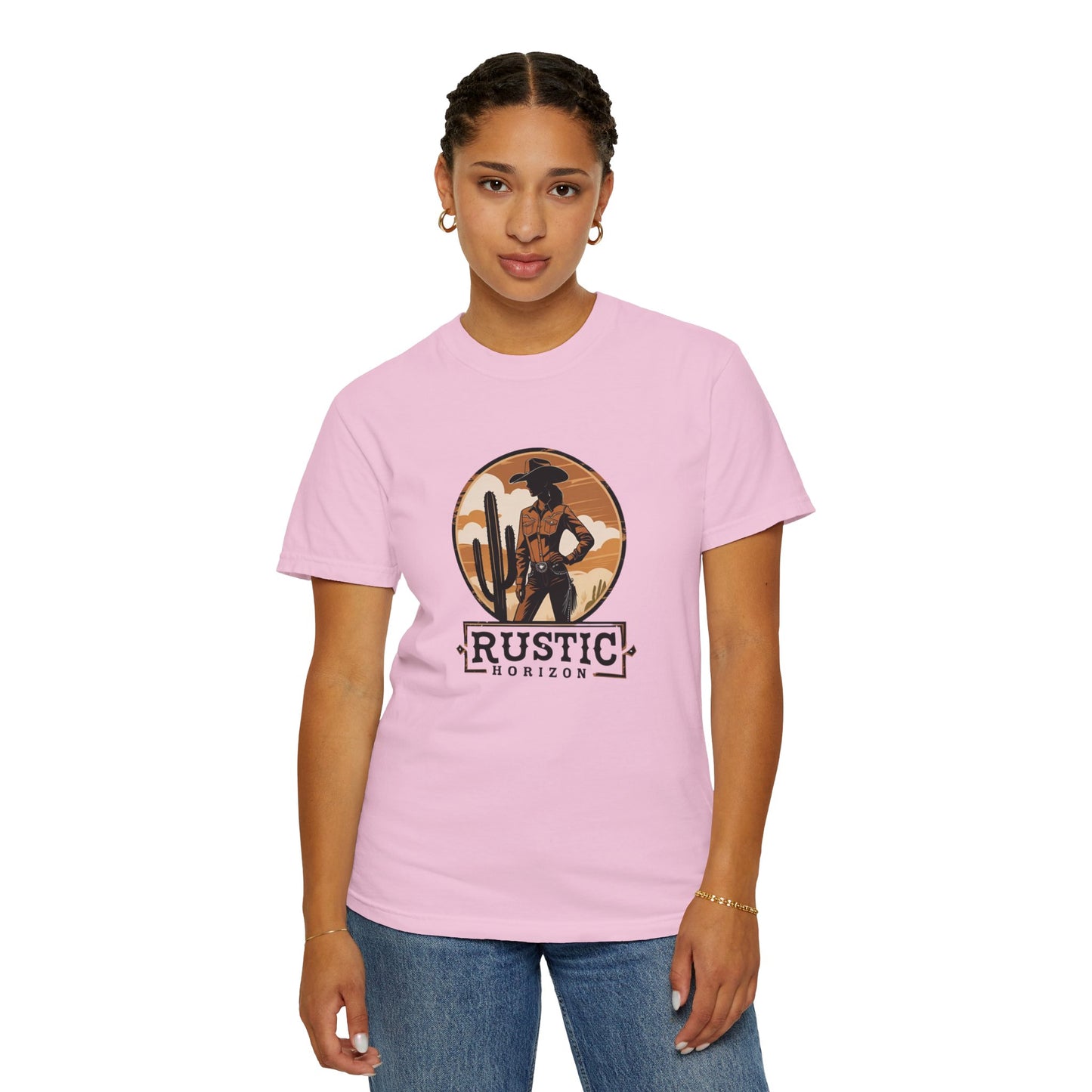 Rustic Horizon Cowgirl  UNISEX T-Shirt｜Festival Wear, Casual Outfit, Gift for Nature Lovers, Vintage Style Tee, Summer Essential